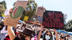  Manifestantes contra a guerram betGaza na UCLA