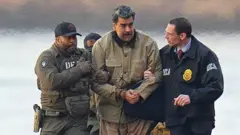 Nicolás Maduro es escoltado por agentes de EE.UU. en Nueva York