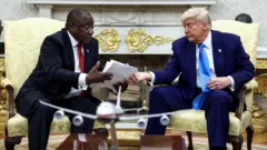 الرئيس الأمريكي دونالد ترامب ونظيره الجنوب أفريقي سيريل رامافوزا