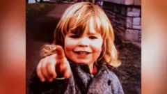 يقول لوك أوشي فيليبس، البالغ من العمر في هذه الصورة عامين، إنه كان من الممكن أن يُقتل بسبب الدم الملوث الذي أُعطي له خلال تجربة سريرية