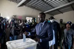 Ousmane Sonko vote lors des élections législatives du 3 juillet 2022. 