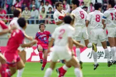 Zico batendo falta pelo Kashima Antlers