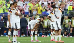 Jugadores alemanes cabizbajos luego de que uno de sus compañero errara un penal contra Paraguay