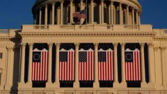 الأعلام الخمسة معلقة على مبنى الكابيتول تحضيراً لتنصيب دونالد ترامب رئيساً للولايات المتحدة في ولايته الثانية، في 16 يناير/كانون الثاني 2025