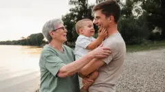 Los menores de 45 tienen más posibilidades de adquirir casa a través de sus padres que de sus trabajos, según la autora del libro "Herienciocracia". 