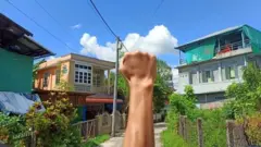 လောင်းလုံးသပိတ်မှာပါဝင်ခဲ့သူရဲ့ကလေးငယ်နဲ့ မိသားစုဝင်တွေဖမ်းဆီးခံရ