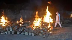 સુરતમાં સામૂહિક અંતિમવિધિની એક તસવીર