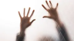 የአንዲት ሴት እጅ