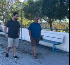 Dois homens caminham em uma rua pavimentada com pedras, o da esquerda é o empresário Eduardo Filho; o da direita é seu pai, Eduardo Alves Carvalho, que também é prefeito de um município, Regeneração, no Piauí