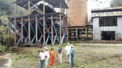Un grupo de personas posa frente a lo que fueron las instalaciones donde se procesaba el mineral de cobre que se extraía de la mina.
