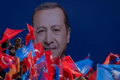 Pessoas e bandeirasaposta esportiva impostofrente a grande painel com fotoaposta esportiva impostoErdogan 