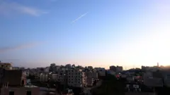 след ракеты, запущенной из Йемена, в небе над Западным берегом