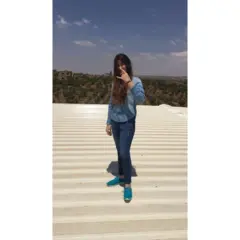 Neisser Banout Radwan, de jeans e cabelos longos, gesticula com a mão