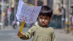 આર્ટિકલ 35એનું સમર્થન કરતો એક બાળક