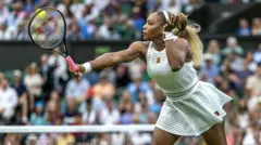 在温布顿网球公开赛中,塞雷娜·威廉姆斯(Serena Williams,威廉丝)击球。