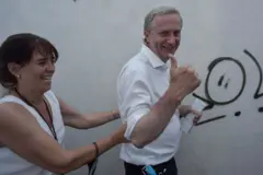 José Antonio Kast caminha apoiado nas costas de sua esposa, María Pía Adriasola.