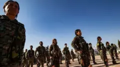 Abaharurwa kuri mirongo baramaze gusiga ubuzima mu bitero vyatanguye ku wa gatatu w'indwi iheze ku barwanyi b'aba Kurde muri Syria