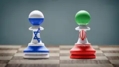 قطعتا شطرنج على هيئة علَمَي إيران وإسرائيل.