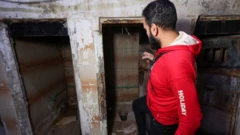 Mohammed Hanania, de 35 años y exprisionero sirio de Damasco, mira junto a los baños en una prisión subterránea que fue operada por la inteligencia militar siria.