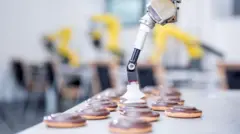 Máquina colocando cobertura de chocolate em biscoito