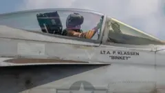 Piloto de combate americano antes de decolagem