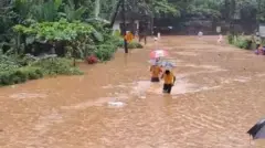 இலங்கையில் பெய்து வரும் மழையால் வெள்ளம் சூழ்ந்த பகுதி.