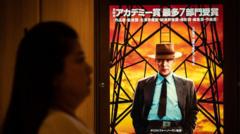 Un afiche de "Oppenheimer" en Japón
