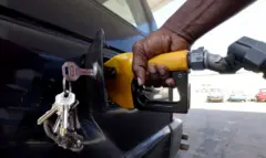Une station-service affiche les prix des carburants à la périphérie de Dakar.