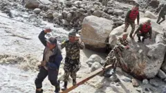 सोलुखुम्बु जिल्लाको थामे गाउँमा बाढीले क्षती गरेपछि उद्धारकार्यमा सैनिकहरू खटिएका थिए