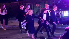 Participantes do jantar saem às pressas