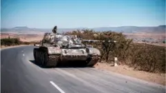 በከባድ መሳሪያ ተመትቶ የቆመ ታንክ