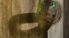 Фермер вспахивает поле в США