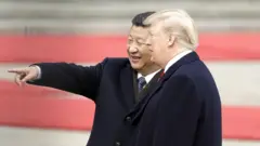 Perezida Xi na Perezida Trump begeranye, Perezida Xi atunze urutoki ahantu hataboneka ku ifoto. 