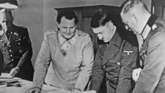 Hitler mit anderen Nazi-Kommandeuren, auf einem Bild aus dem Jahr 1942.
