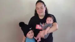 Sonalee con sus dos hijos en brazos