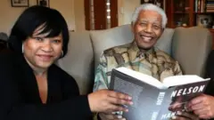 Zindzi Mandela ari kumwe na se mu 2010