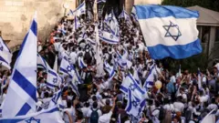 يعتبر الفلسطينيون "مسيرة الأعلام" عملا استفزازيا