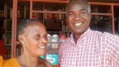 Les parents de Sammy Awami dans leur magasin