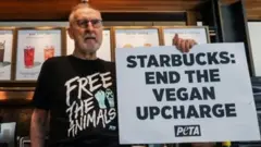 Glumac Džejms Kromvel protestuje zbog cene veganskog mleka