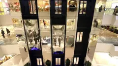 एका मॉलमधल्या लिफ्ट / Lifts in a mall