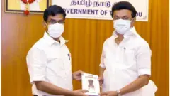 புதிய தலைமைச் செயலாளராக நியமிக்கப்பட்டுள்ள வெ.இறையன்பு ஐஏஎஸ் முதல்வர் மு.க.ஸ்டாலின் சந்தித்து தாம் எழுதிய 'வையத் தலைமை கொள்' என்ற நூலை பரிசளித்தார்.