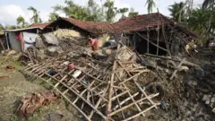 দক্ষিণ ২৪ পরগণার কাকদ্বীপে ভাঙা বাড়ি থেকে কিছু উদ্ধারের চেষ্টায় এক নারী