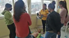 नर्सहरूलाई सघन उपचारको तालिम दिदैँ।