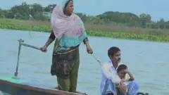 খেয়া পারাপার করছেন দৃষ্টি প্রতিবন্ধী জেসমিন
