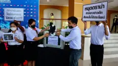 กิจกรรมเชิงสัญลักษณ์ ติดริบบิ้นดำบนจอทีวี