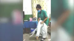 दोस्रोपटक कोरोना सङ्क्रमण भइरहँदा पनि बिरामीको उपचारमा खटिएकी नर्स