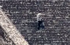 El atacante apunta con un arma en la pirámide
