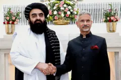 تصویری از جی‌شنکر، وزیر امور خارجه هند (راست) با امیرخان متقی، وزیر خارجه حکومت طالبان در دهلی نو