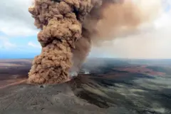 Una columna de ceniza densa y de color marrón rojizo a raíz de la erupción del volcán Kilauea de Hawái el 4 de mayo de 2018.