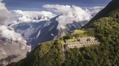 Vista panorámica de Choquequirao y el paisaje montañoso a su alrededor. 